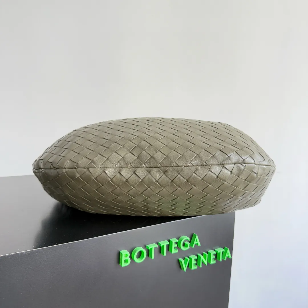 Batch 1860 #BV 𝗝𝗢𝗗𝗜𝗘# Street style’s new favorite fashionable large size 𝙟𝙤𝙙𝙞𝙚 It’s coming, it’s coming, it’s really coming! I have always thought that knitted BV is old-fashioned, until I met it - 𝙟𝙤𝙙𝙞𝙚, I realized that the original classic knitting elements and the new knot element design can be so fashionable! I have to admire Daniel Lee’s design talent! Large capacity to meet daily needs! Fashionable and versatile, it’s perfect for concave shapes, take it out to hit the streets! Size: 48*40*16 Style No. #600261